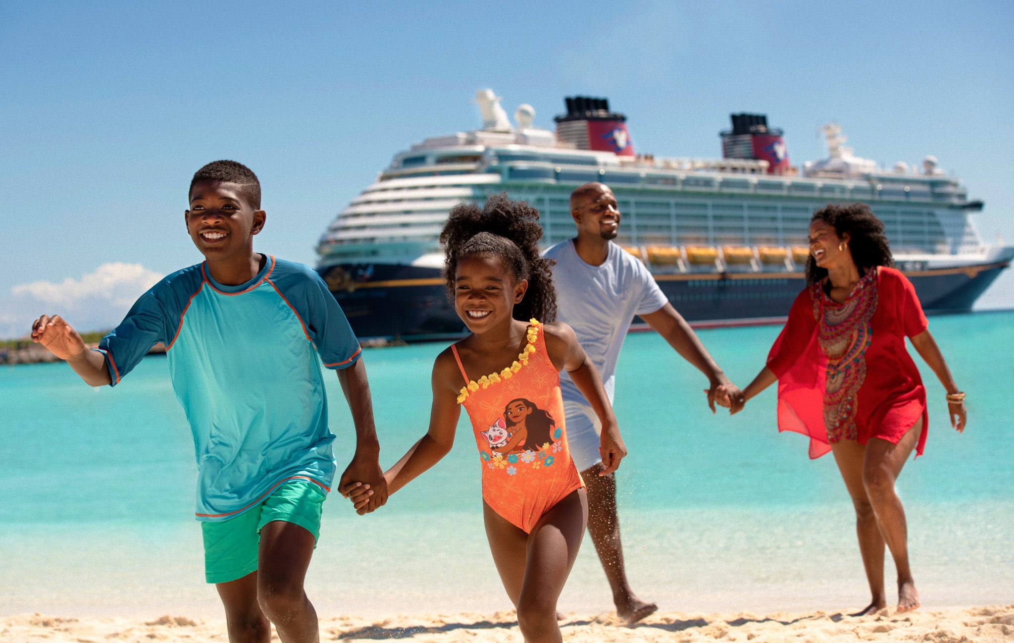 Familia en la playa durante un crucero Disney