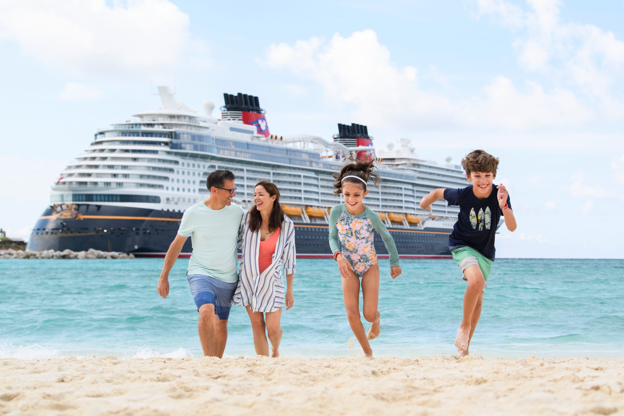 Familia disfrutando Disney Cruise Line