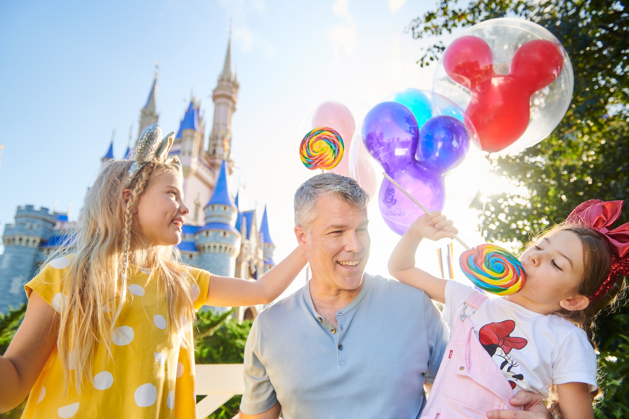 Familia con globos en Magic Kingdom